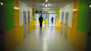 Tahliye olan arkadaşının valizine saklanarak firar etti!