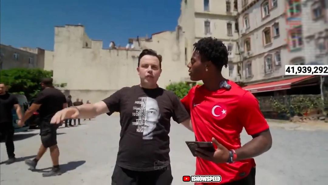 IShowSpeed tekrar Türkiye ye geldi, İstanbul dan canlı yayın açtı:  Döner  cevabı yuhalandı, takla attı, ay yıldızlı armayı öptü... Çok ilginç anlar! 2