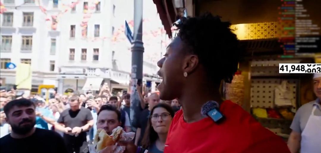 IShowSpeed tekrar Türkiye ye geldi, İstanbul dan canlı yayın açtı:  Döner  cevabı yuhalandı, takla attı, ay yıldızlı armayı öptü... Çok ilginç anlar! 3