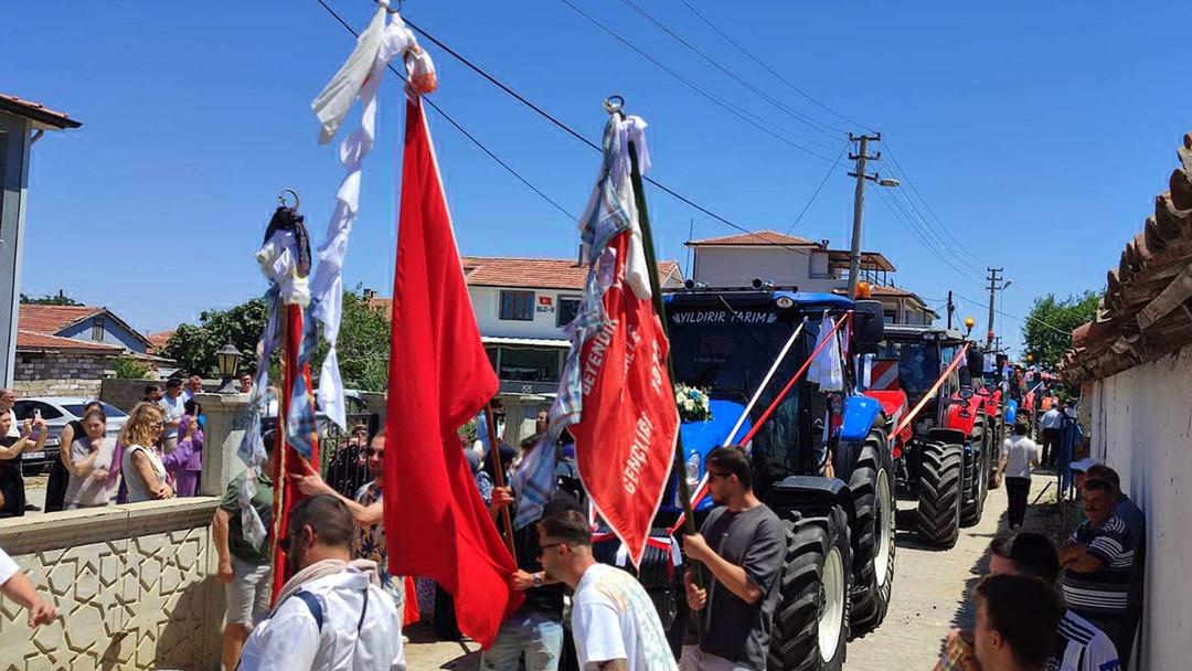 1200xauto Yer: Edirne! Traktörü gelin arabası yaptılar: "Normal bir araba ile almak yakışmaz diye düşündüm"