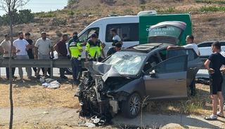 Mersin'de tıra çarpan otomobildeki 1 kişi öldü, 3 kişi ağır yaralandı