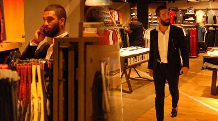 Galatasaray formasını uzun uzun inceledi