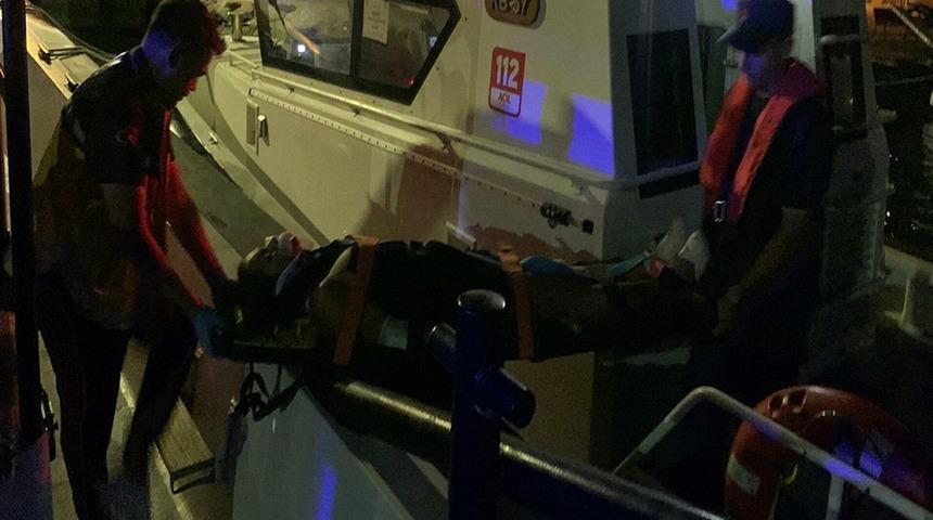 Bozcaada'da trafik kazası geçiren kadın, Sahil Güvenlik botu ile tahliye edildi