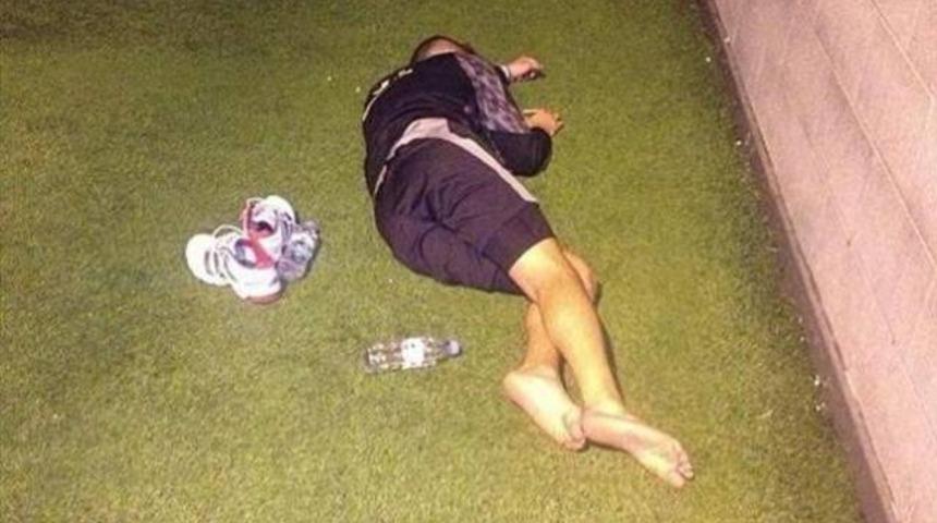 Samed Yeşil, sahada uyuyakaldı!