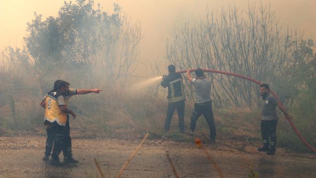 Suriye'nin Lazkiye ilinde orman yangınlarının kontrol altına alınmaya başladığı açıklandı