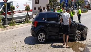 Otomobil ile hafif ticari araç kafa kafaya çarpıştı: 4 yaralı