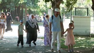 Sıcak havayı fırsat bilenler Avcılar Sahili'ne akın etti