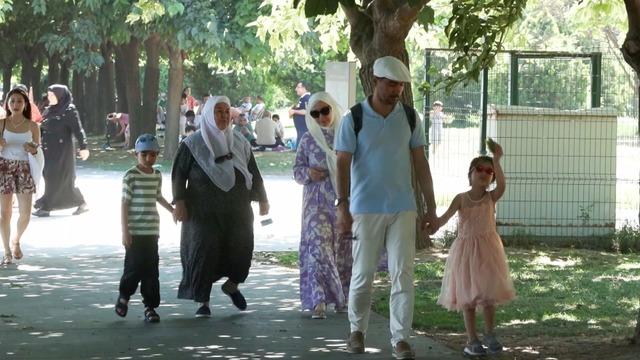 Sıcak havayı fırsat bilenler Avcılar Sahili'ne akın etti