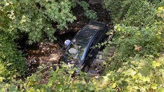 Kocaeli'de akılalmaz olay! Aracını park etmek isterken metrelerce yüksekten kanala uçtu