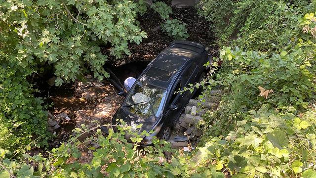 Kocaeli'de akılalmaz olay! Aracını park etmek isterken metrelerce yüksekten kanala uçtu