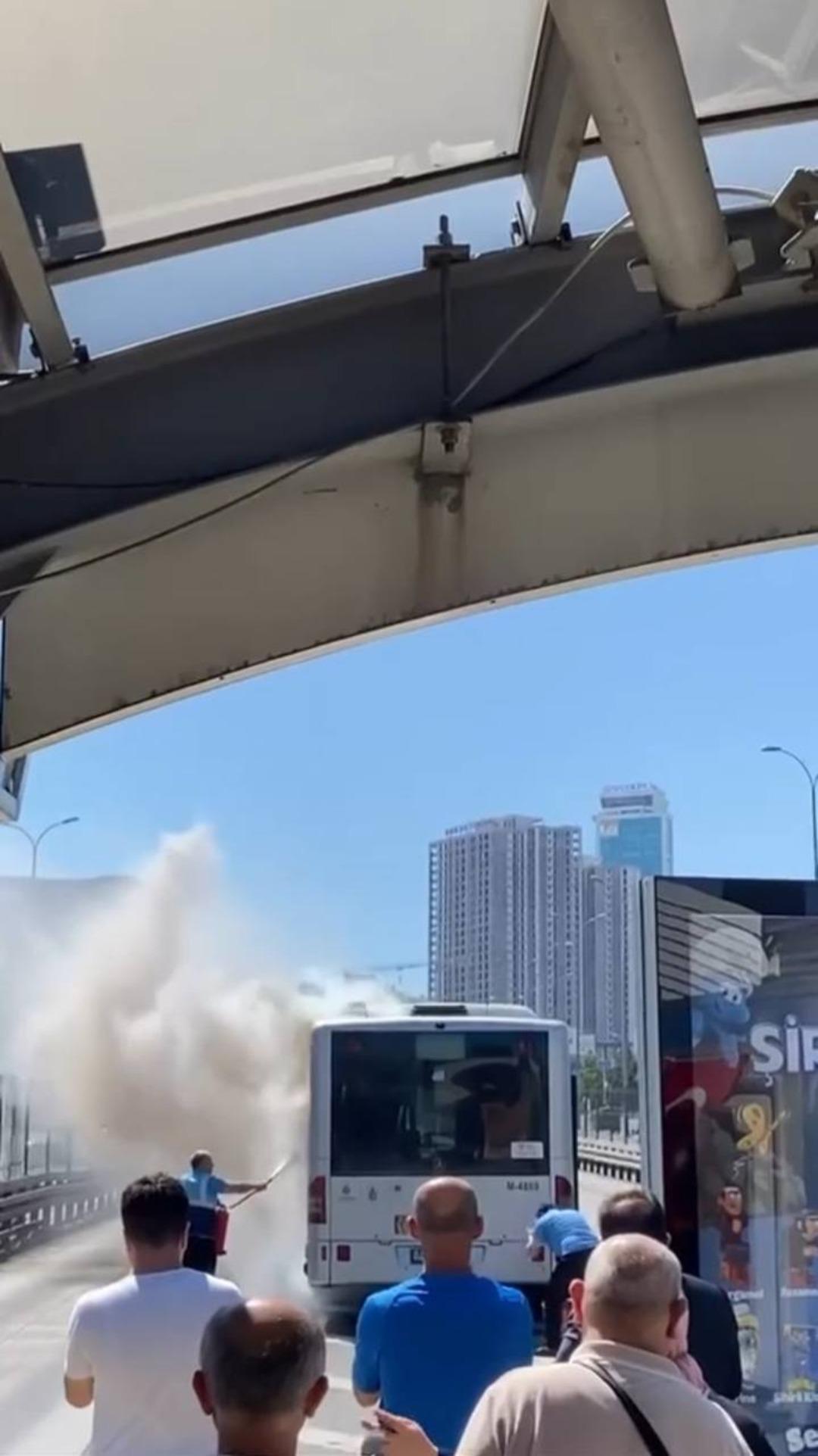 Metrobüste yangın! Kısa sürede söndürüldü 1