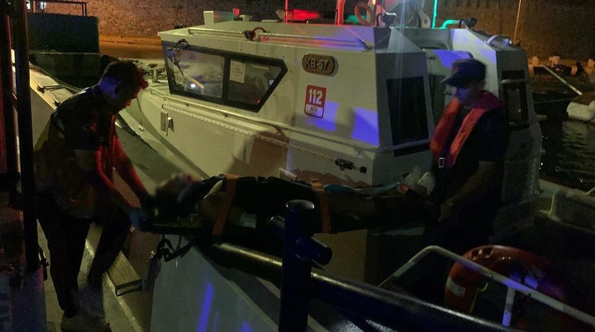 Bozcaada'da trafik kazası geçiren kadın, Sahil Güvenlik botu ile tahliye edildi