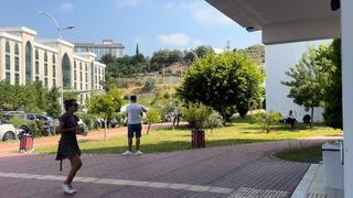 Sınavı dakikalarla kaçırdılar! Sebebini söyleyince içeri alındılar: Adamların suçu ne?