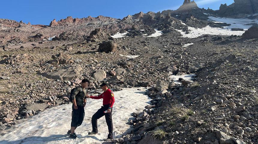 Erciyes'te 3 bin 350 metre yükseklikte mahsur kalan dağcı kurtarıldı