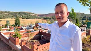 Babasının mezarına ziyarete gitti, gözlerine inanamadı! Beze sarılmış halde bulundu: İnsan cesedi diye şüphelendim