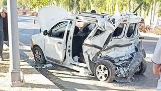 Küçükçekmece’de araç ile servis minibüsü çarpıştı: 4 yaralı