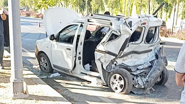 Küçükçekmece’de araç ile servis minibüsü çarpıştı: 4 yaralı