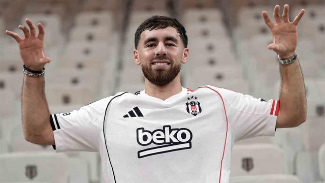 SON DAKİKA: Beşiktaş'ın yeni transferi Orkun Kökçü'nün Tüpraş Stadyumu'nda imza töreni düzenlendi...