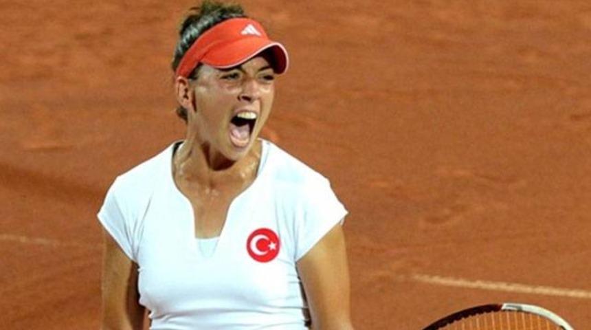 Milli tenisçi Pemra Özgen yarı finalde!