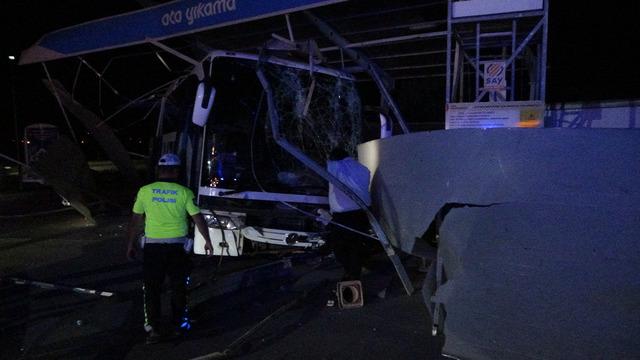 Kontrolden çıkan yolcu otobüsü akaryakıt istasyonuna daldı!