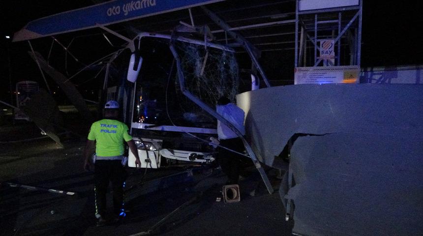 Malatya'da kontrolden çıkan yolcu otobüsü akaryakıt istasyonuna daldı! Çok sayıda yaralı var