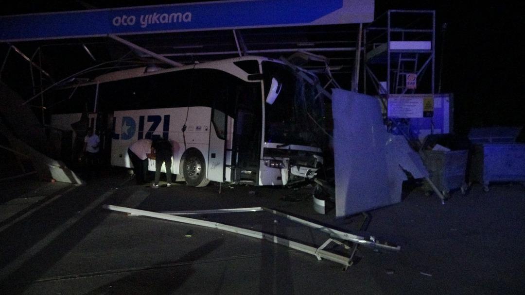 Malatya da kontrolden çıkan yolcu otobüsü akaryakıt istasyonuna daldı! Çok sayıda yaralı var 3