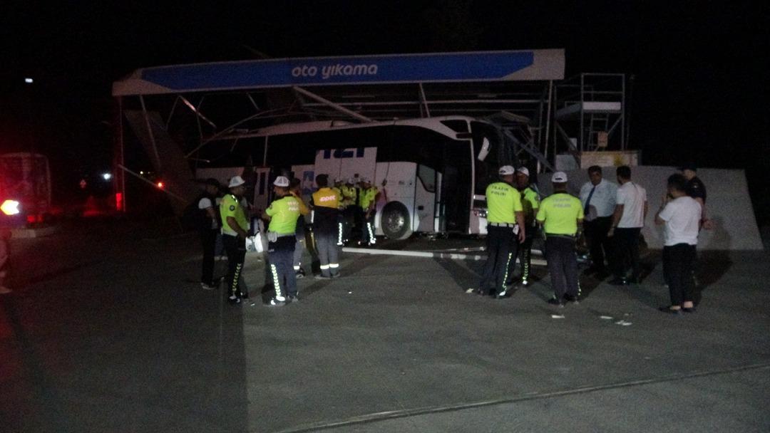 Malatya da kontrolden çıkan yolcu otobüsü akaryakıt istasyonuna daldı! Çok sayıda yaralı var 2