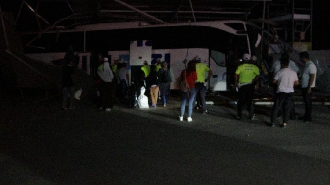 Malatya da kontrolden çıkan yolcu otobüsü akaryakıt istasyonuna daldı! Çok sayıda yaralı var 1