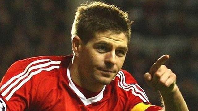 Efsane kaptan 2 yıl daha Liverpool'da