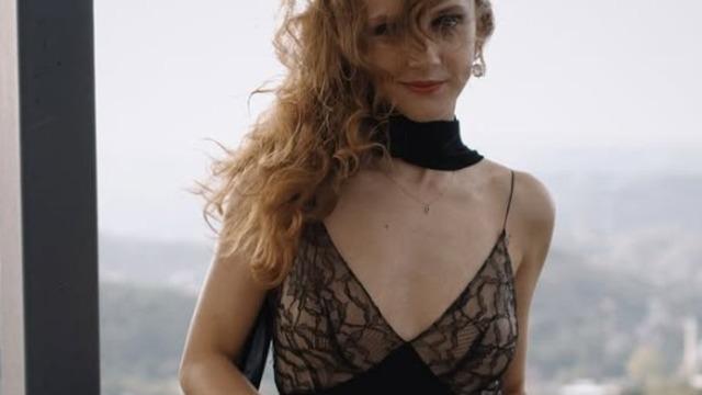 Deha'nın Esme'si Ahsen Eroğlu'nun sokak stili dikkat çekti! Kot eteği beline büyük geldi