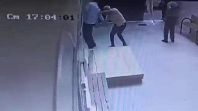 Cami avlusunda uyuşturucu skandalı: Müezzini bıçakladı!