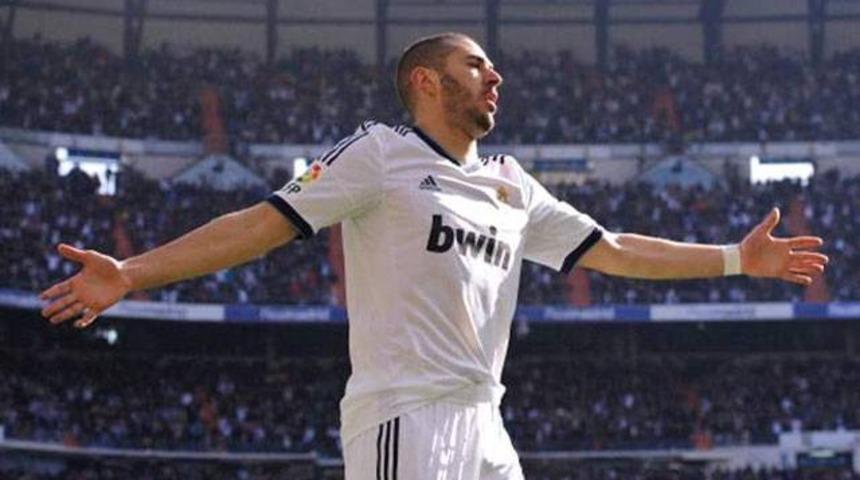 Benzema, Real Madrid'de kaldı!