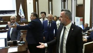 Seçim sırasında gerginlik! Bağırarak tepki gösterdiler