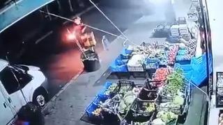 Yer: Küçükçekmece! Rahat tavırlarla gelip marketi hedef aldı... Korkunç anlar kamerada!