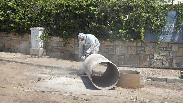 Yahşi'de su isale hattı patladı, yol trafiğe kapandı