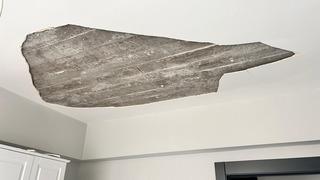 Ankara'da bebek, çöken tavan sıvasından saniyelerle kurtuldu