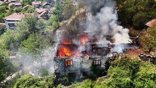 Otluk alanda sıçrayan yangın iki katlı evi kül etti