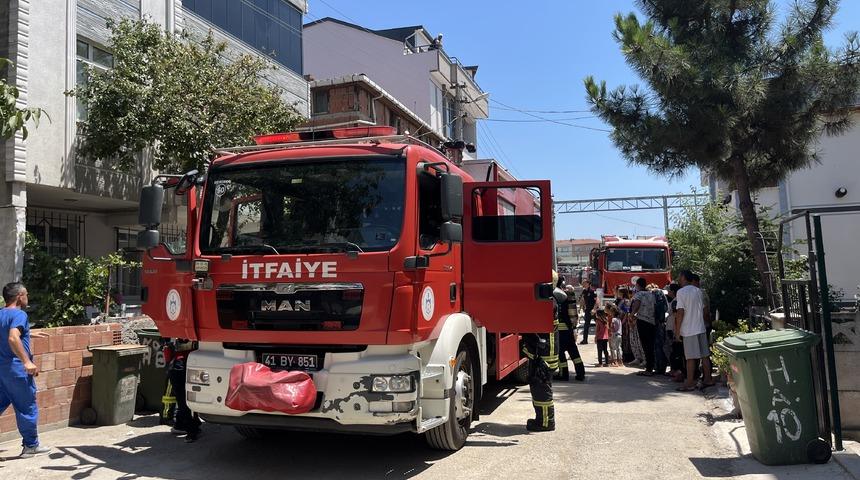 3 katlı apartmandaki yangına müdahale