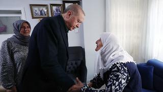 Cumhurbaşkanı Erdoğan 15 Temmuz şehitlerinin ailelerini ziyaret etti