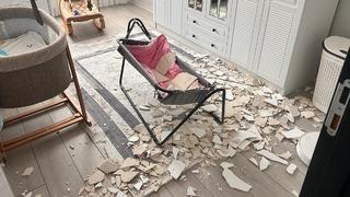 Gece beşikte ağlayan bebeğini kucağına aldı! Saniyelerle ölümden kurtardı