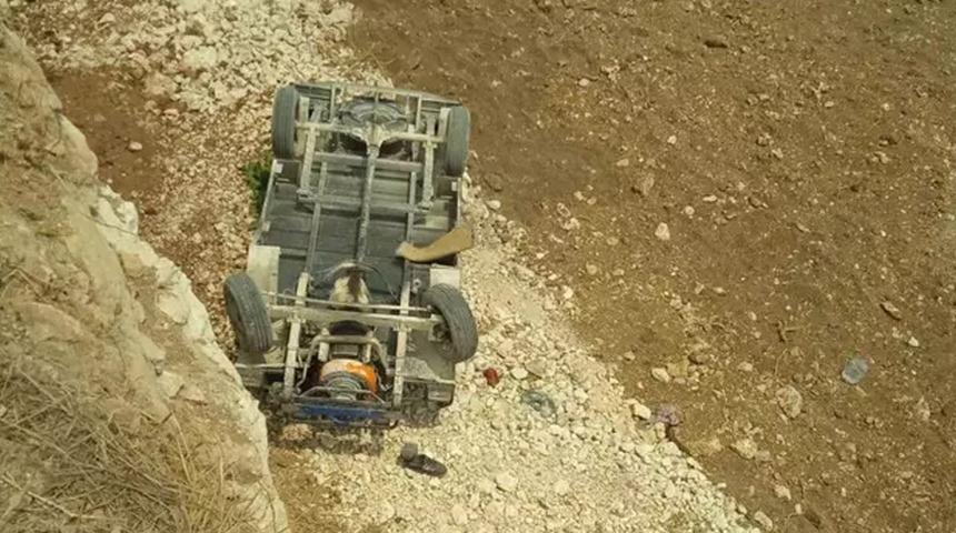 Pat pat motoru tarlaya yuvarlandı, sürücüsü yaralandı