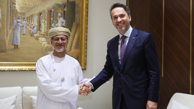 Bakan Bayraktar ile Umman Yatırım Otoritesi Başkanı Al Murshidi bir araya geldi