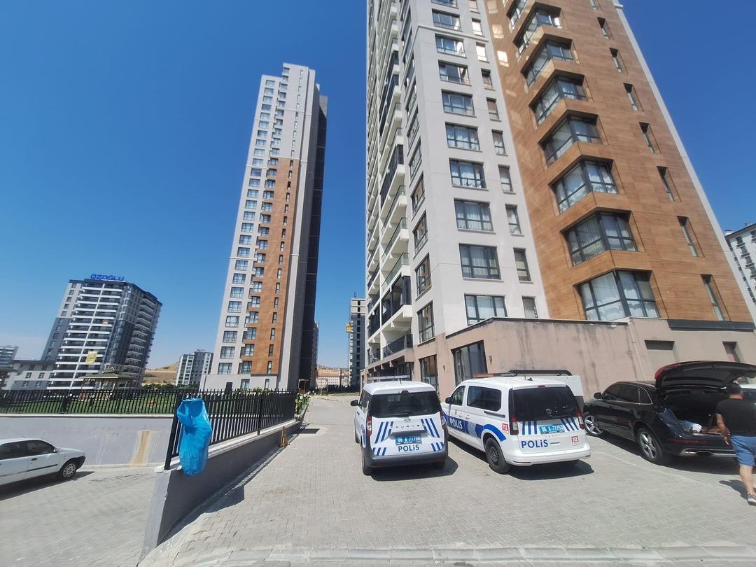 1200xauto Ankara'daki yangında kahreden detay: Anne ve bebeği 17.kattan çatıya çıkmak isterken can vermiş!