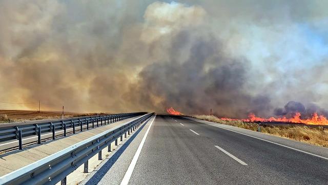 Edirne'de anız yangını: Kara yolu kapatıldı!