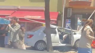 Sancaktepe’de kontrolden çıkan otomobil bakkal dükkanına daldı