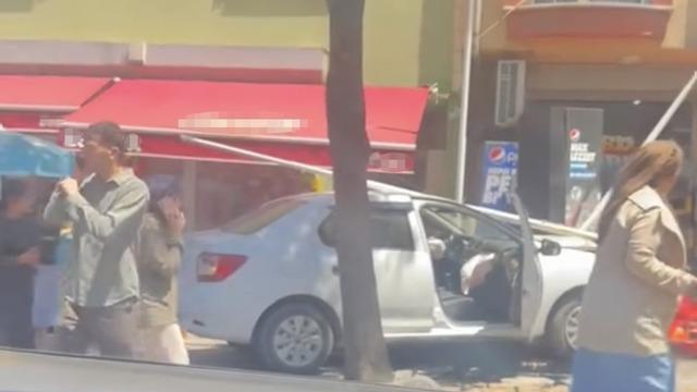 Sancaktepe’de kontrolden çıkan otomobil bakkal dükkanına daldı
