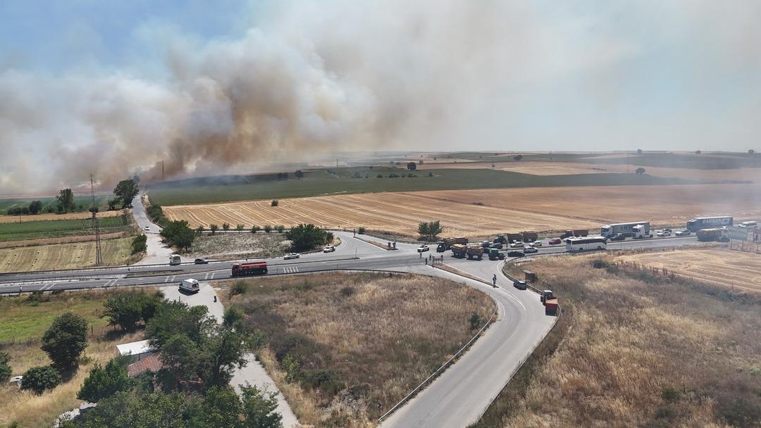 1200xauto Kapkara dumanlar gökyüzünü kapladı! Edirne'de orman yangını: Alevler hızla büyüdü, kara yolu trafiğe kapatıldı: Zincirleme kaza meydana geldi