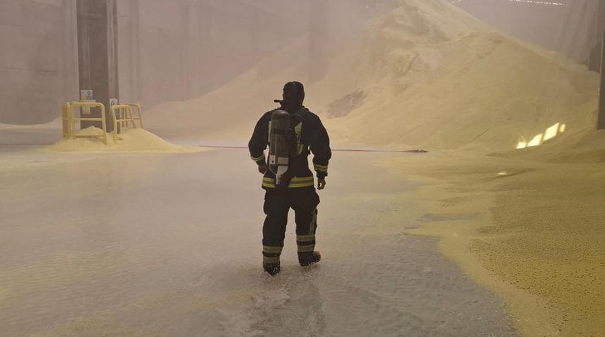 Gaz maskeleriyle müdahale ettiler! Teyakkuz hala sürüyor... Kütahya'da fabrikada yangın