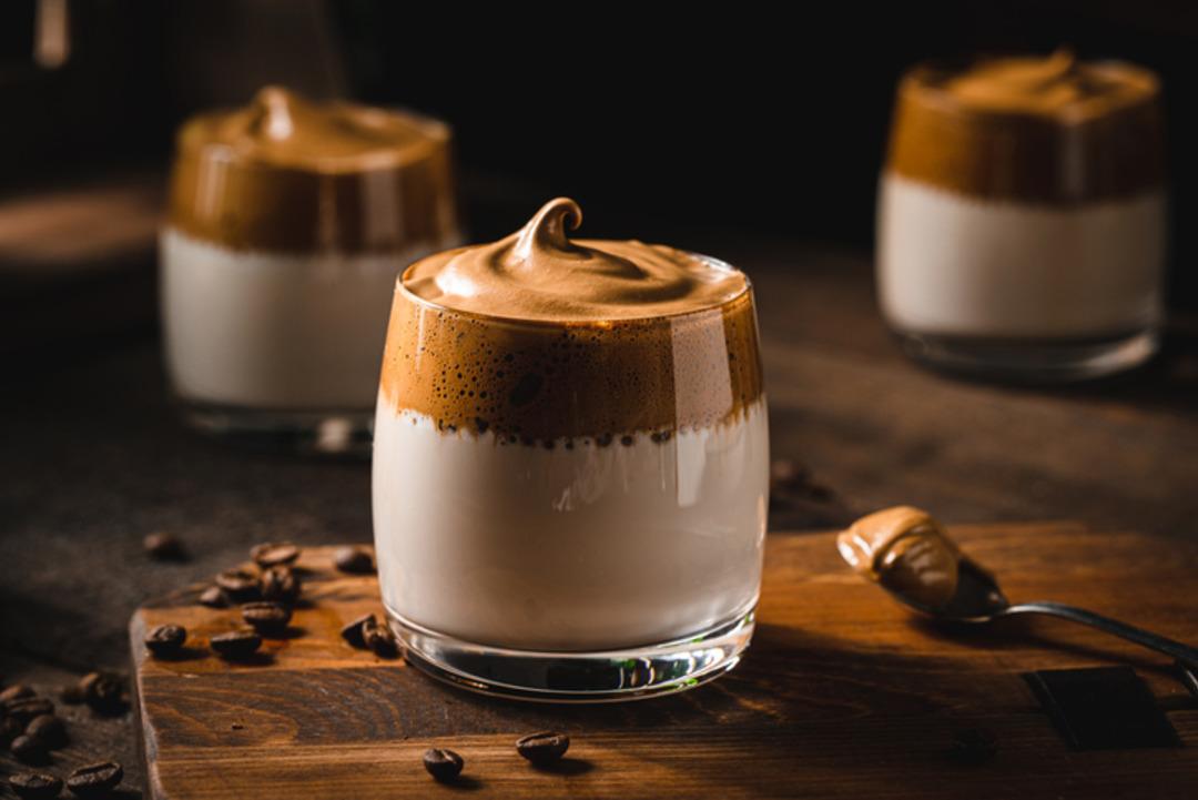 Yazın serinletici lezzeti: 2025’in popüler soğuk kahve tarifleri! Evde soğuk kahve nasıl yapılır? Kirazlı soğuk kahve, Iced Latte ve Dalgona kahvelerinin tarifleri… 2