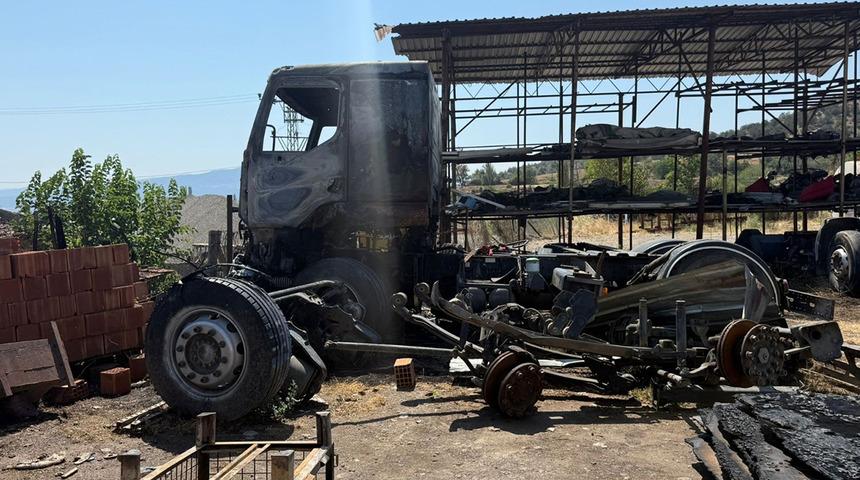 Çorum’da trafo patladı: Oto geri dönüşüm atölyesi ve arı kovanları yandı